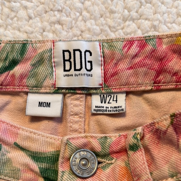 BDG Floral Mom Jean Shorts - Picture 2 of 3